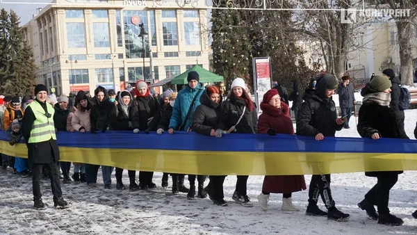 Свято єднання: у Луцьку розгорнули довжелезний стяг у День Соборності (фото, відео)