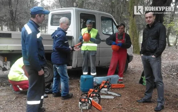 Представники топ-підприємств Волині почали прибирати луцький парк