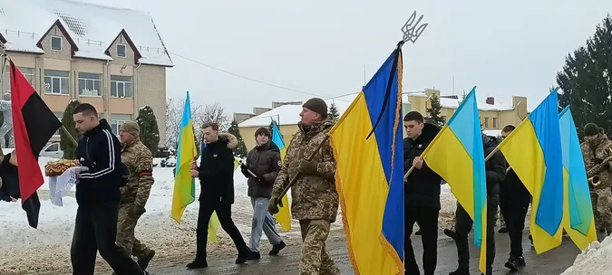 У громаді на Волині попрощалися з Героєм Денисом Деркачем (фото)
