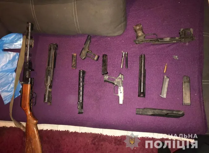 У помешканні лучанина виявили «партизанський схрон» зі зброєю (фото)
