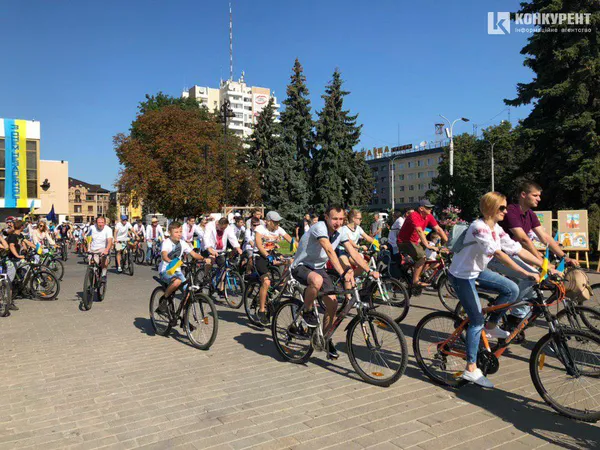 Луцьк святкує активно: на міські вулиці виїхали велосипедисти у вишиванках (ФОТО)