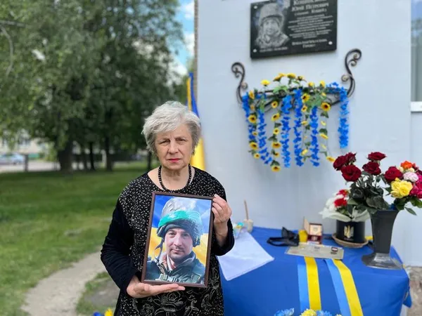 «Дуже боляче стояти на могилі сина»: спогади матері полеглого воїна Юрія Кошинського (фото, відео)
