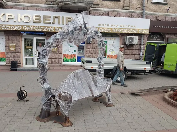 У Луцьку лавку «закоханих ліхтарів» повернули на місце (фото)
