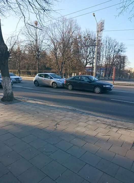 Біля «Авангарду» зіткнулися три автівки, рух ускладнений (фото)