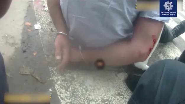Був напідпитку і розбив голову сам: патрульні показали відео інциденту з велосипедистом