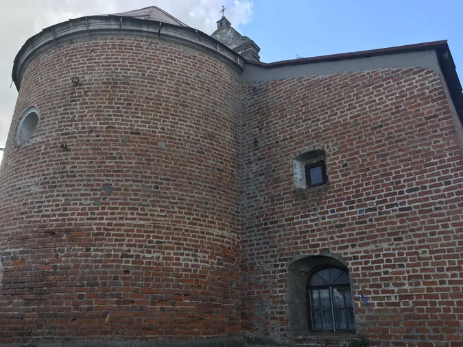 Волинські археологи виявили затоплені підземелля під костелом у Любомлі (фото)