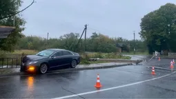 На Ковельщині водійка збила електроопору та влетіла в дорожнє огородження (фото)