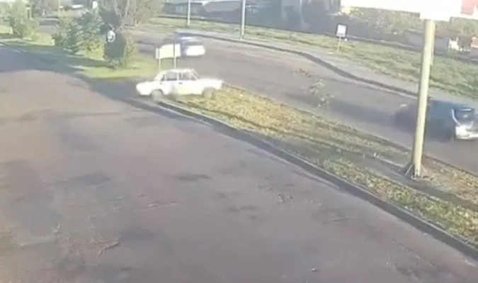 Чому водій ВАЗа у Луцьку на швидкості перелетів траву і скоїв ДТП (відео)