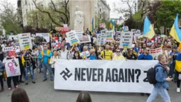 В Угорщині уперше пройшов велелюдний мітинг за Україну, поруч з проросійським (відео)