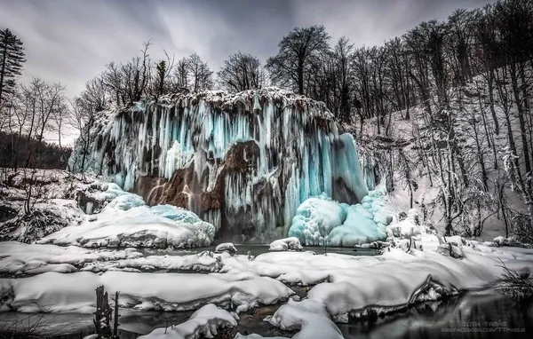 Фотограф показав неймовірні світлини замерзлих водоспадів