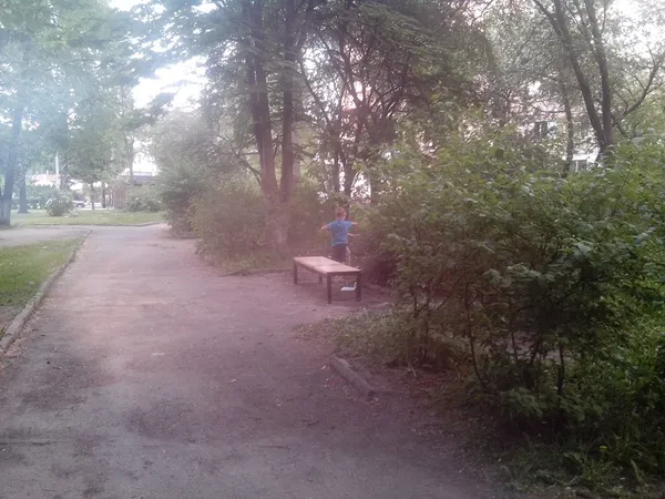 Біля істфаку в Луцьку встановили лавки (фото, оновлено)