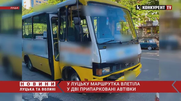 Водію стало зле: у Луцьку маршрутка в'їхала в припарковані авто (фото, відео)