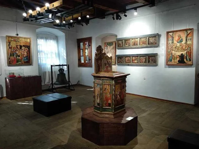 Святі посміхаються: у замку на Рівненщині відкрили оригінальну виставку ікон (фото)