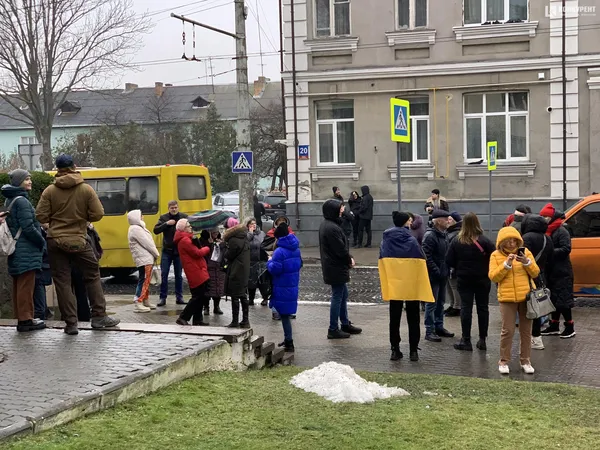 Під стінами Луцькради – мітингувальники: хочуть більше коштів на армію у 2024 році (фото)