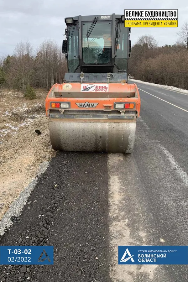 Між Положевим і Любомлем: на найдовшому автошляху Волині облаштовують узбіччя (фото)