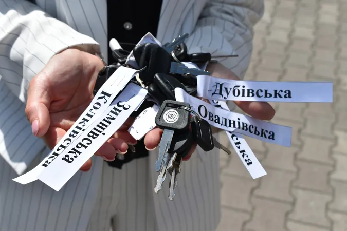 П'ятьом громадам Волині передали нові шкільні спецавтобуси (фото)