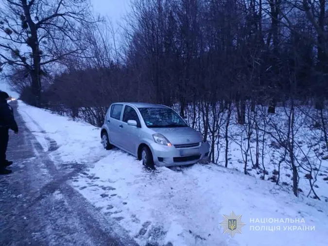 Злетіли в кювет і втекли: на Волині двоє юнаків вкрали авто