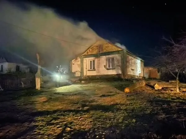 Замикання електромережі: в селі на Волині годину гасили пожежу в будинку (фото)