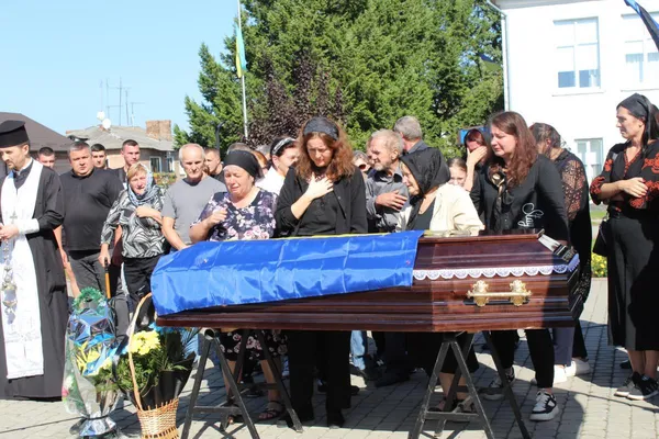 Рожищенська громада попрощалась із загиблим вогнеметником Вячеславом Лукашем (фото)