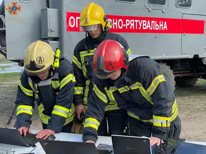 На Волині лісівники і рятувальники «приборкували» вогонь у лісі (фото)