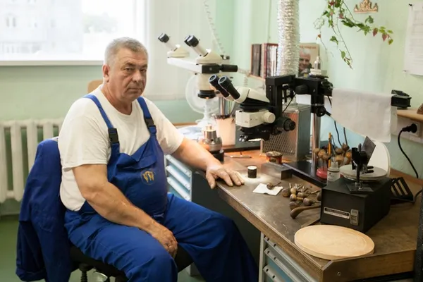 Робітник монетного двору під час одного з етапів виготовлення монет на Монетному дворі Національного банку України