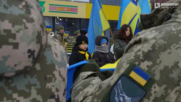 День Соборності у Луцьку: люди утворили ланцюг єдності (фото)