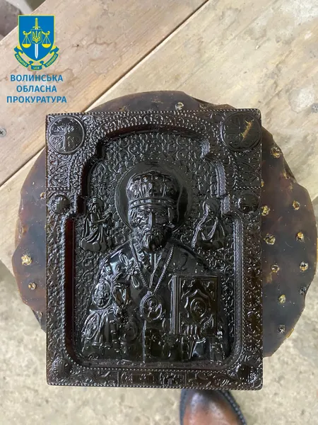 На Волині викрили підпільний цех з обробки бурштину (фото)