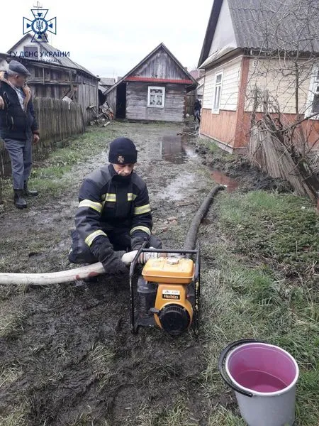 Понад 40 м³ води: у Ківерцях затопило двір (фото)