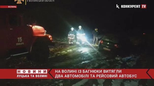 На Волині рейсовий автобус і два легковики застрягли у багнюці (фото, відео)