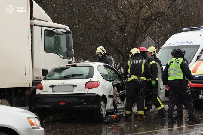 Тіло водія витягали з розтрощеного авто: деталі смертельної аварії під Луцьком (фото)