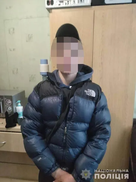 Енергетики, ноутбук, шурупокрут: у Луцьку 18-річні юнаки «обнесли» склад (фото, відео)