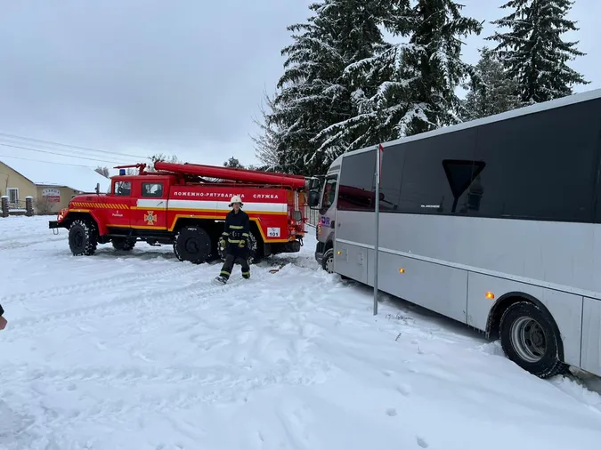 Повалені дерева, автобуси у кучугурах: вночі на Волині вирувала негода (фото)