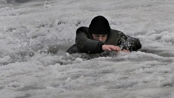 На Волині рятувальники витягнули з-під криги риболова