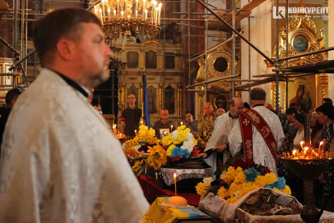 Віддали життя за нас: Луцьк на колінах попрощався з двома захисниками (фото, відео)