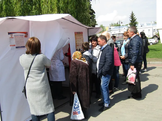 Перевірка родимок у центрі Луцька: обстежили 300 пацієнтів (фото)
