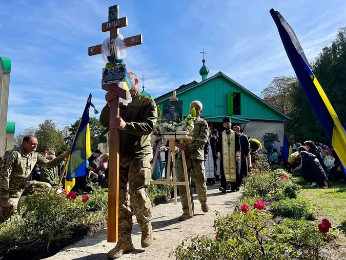 Без батька лишилися дві донечки: на Волині попрощалися з воїном Андрієм Шевчуком (фото)