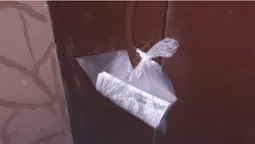 На Волині рахунки за комуналку вішають у поліетиленових пакетах на дверях (фото)
