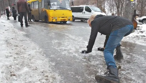 Слизько й небезпечно: волинян попереджають про ожеледицю