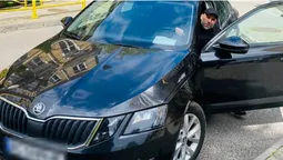 У центрі Луцька нахабний водій забрав у муніципалки телефон і повидаляв фото (відео)