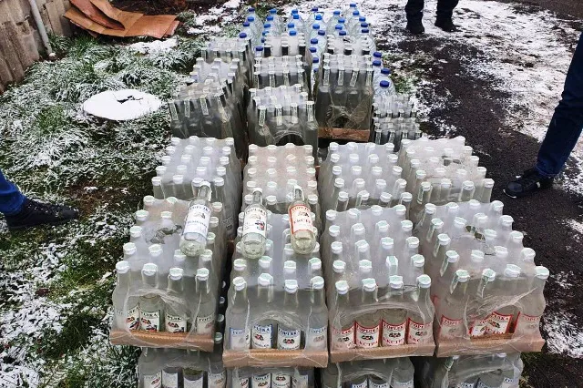 У Луцьку вилучили понад 40 літрів сурогату (відео)
