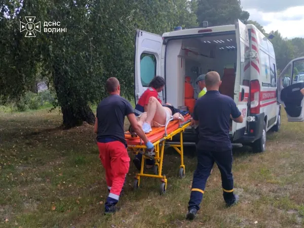 Вирізали з салону: на Ковельщині водійка злетіла вкювет і протаранила будівлю (фото)