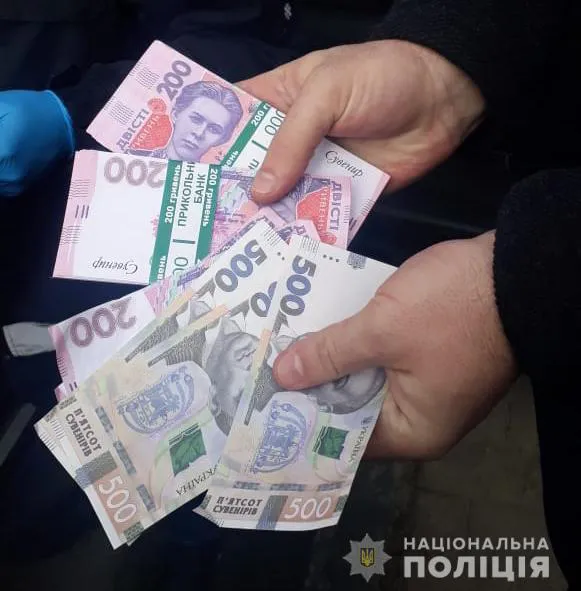 На Волині чоловіки розраховувалися в магазинах сувенірними гривнями (фото)