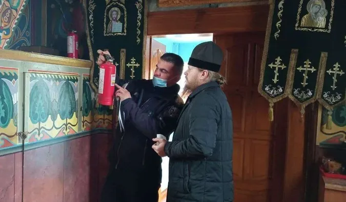 На Волині священникам показали, як користуватися вогнегасниками (фото)