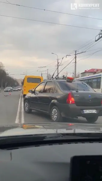 У Луцьку тролейбусна лінія обірвалася на маршрутку з людьми (фото, відео)