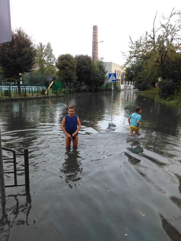 Як малі лучани «плавали» вулицями міста