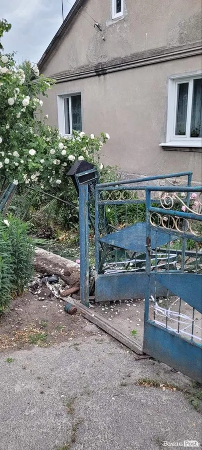 Водій був п'яний: у Луцьку бус зніс паркан та влетів у подвір’я (фото)