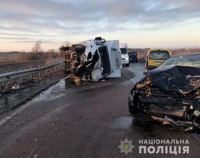 Страшна ДТП на трасі Ковель-Київ: 5 постраждалих, серед них 30-річний волинянин (фото, відео)