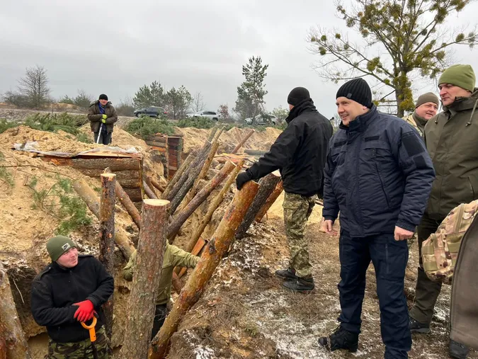 На півночі Рівненщини зводять оборонні споруди (фото, відео)