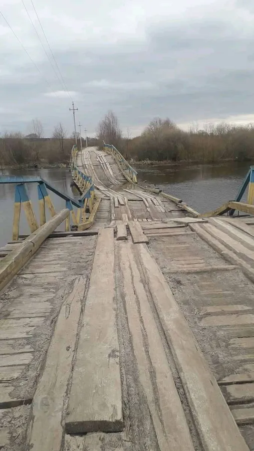 На Рівненщині міст «втомився» і опустився у річку (фото)
