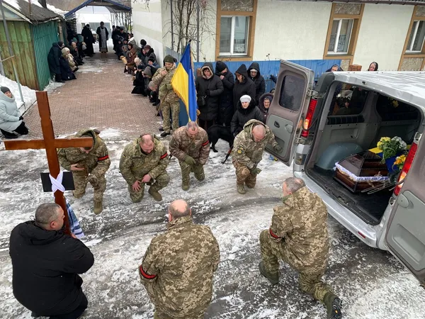 Останній шкільний дзвоник для Героя: на Волині попрощалися зі снайпером Русланом Мерідою (фото)